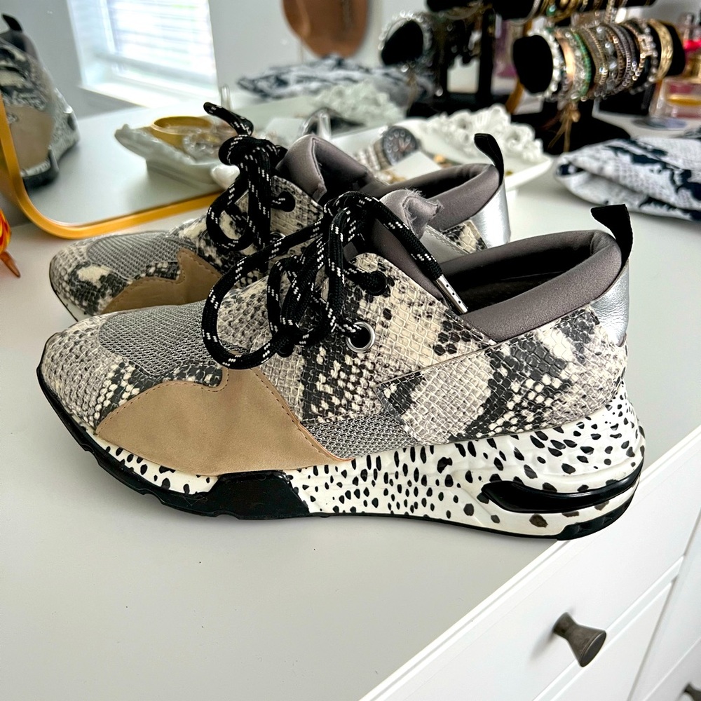 EUC Steve Madden Leppard Wedge Tennis Shoes sz 10